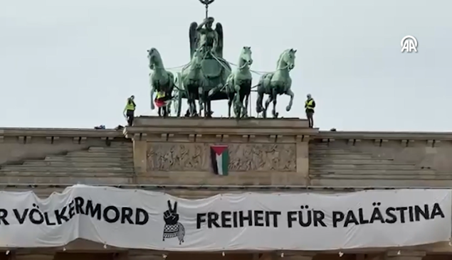 Aktivisti se popeli na Brandenburšku kapiju protestujući protiv njemačke podrške izraelskoj vojnoj ofanzivi u Gazi