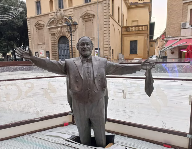 Gradonačelnik Pesara se izvinio Pavarottijevoj porodici nakon što je statua završila "zarobljena" u ledu