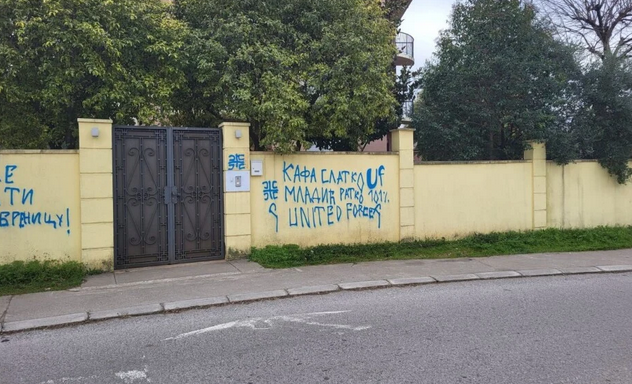 Sramotni grafiti koji veličaju genocid osvanuli na Ambasadi BiH u Podgorici, reagovalo MVP Crne Gore