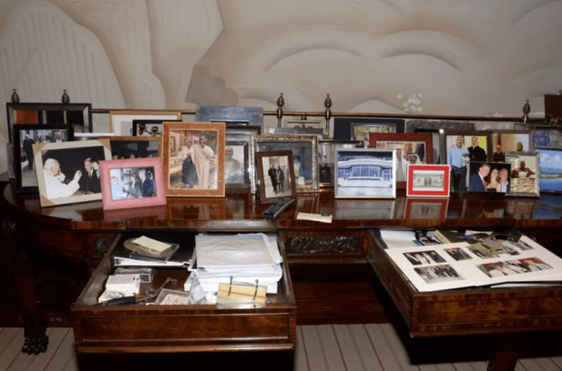 Povučena pa vraćena: Epsteinova fotografija s Trumpom produbila politički sukob