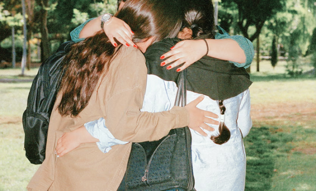 Tri godine nakon smrti Mahse Amini, mlade Iranke otvoreno prkose obaveznom nošenju hidžaba u Teheranu