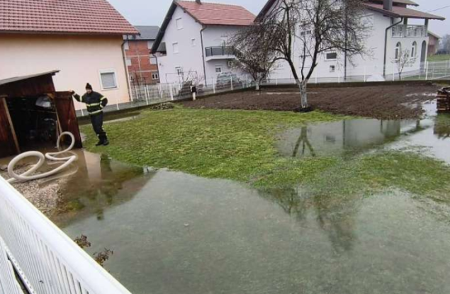 Obilne padavine uzrokovale poplave u Srebreniku i Gradačcu, stanje se stabilizuje