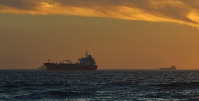 Tanker pogođen nepoznatim projektilom u Hormuškom moreuzu