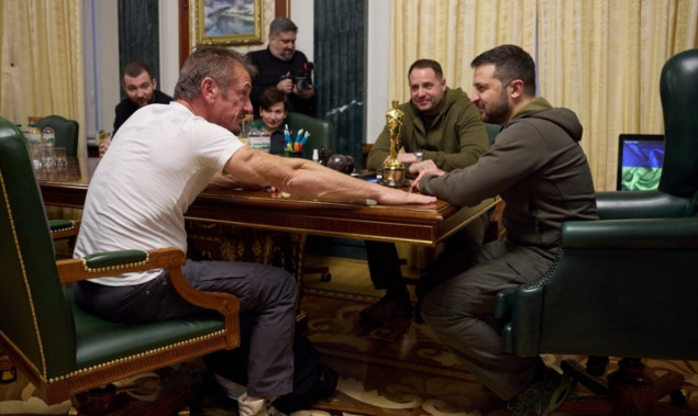 Sean Penn poklonio Volodimiru Zelenskom "Oscara"
