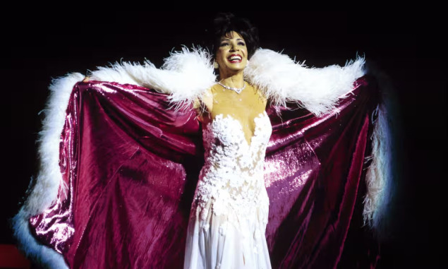 Shirley Bassey prodaje svoj dijamantni nakit na aukciji, uključujući i prsten Eltona Johna