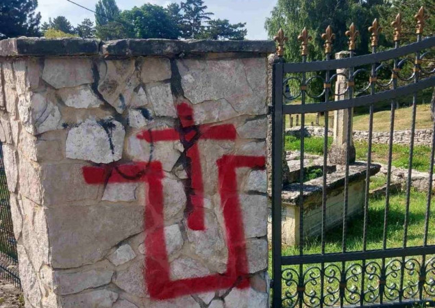Međureligijsko vijeće u Bosni i Hercegovini osuđuje ispisivanje ustaškog simbola na mezarju u Livnu