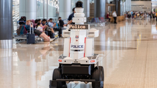 Na aerodromu u Singapuru počeli raditi roboti policajci