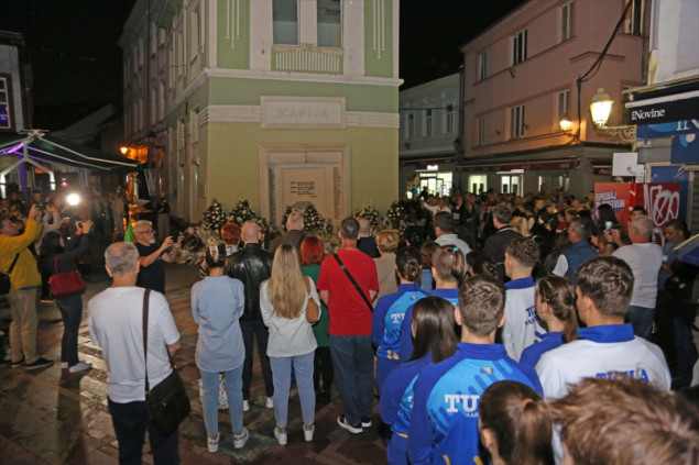 Tuzla: Sirene u 20.55 sati obilježile godišnjicu masakra na Kapiji