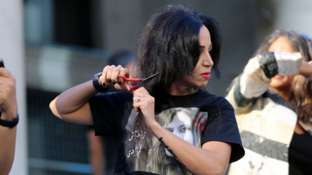 Žene u Iranu javno šišaju svoju kosu u znak protesta protiv režima