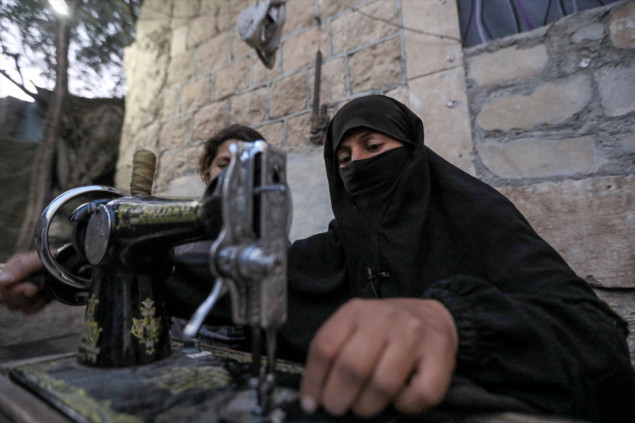 Samohrana Sirijka šivenjem izdržava troje djece