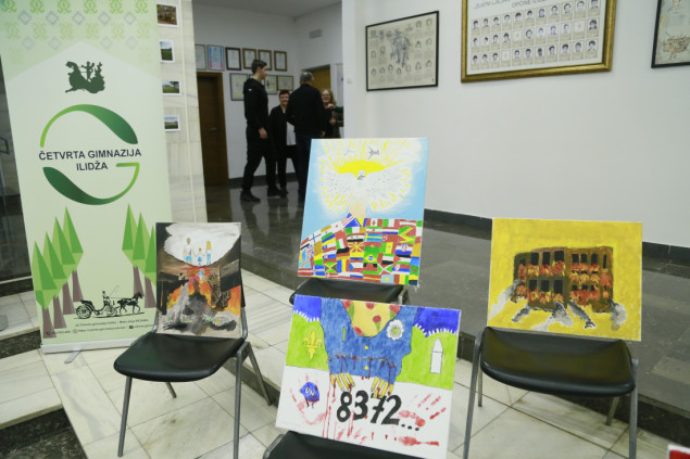 U Četvrtoj gimnaziji na Ilidži otvorena izložba "32" povodom Dana nezavisnosti BiH