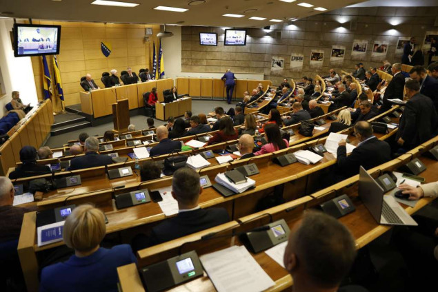 Počela sjednica Predstavničkog doma Parlamenta FBiH, ispred zgrade protest građana