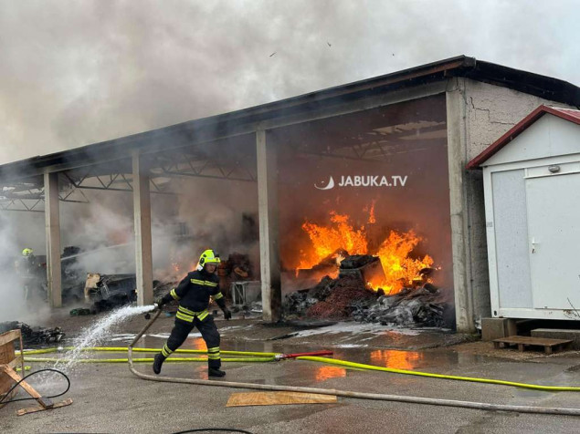 Požar u skladištu tvrtke kod Širokog Brijega, vatrogasci na terenu