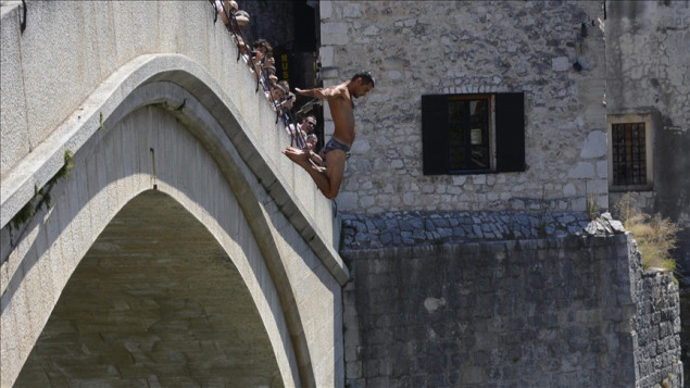 Skok bez aplauza sa Starog mosta za borbu protiv nasilja nad ženama