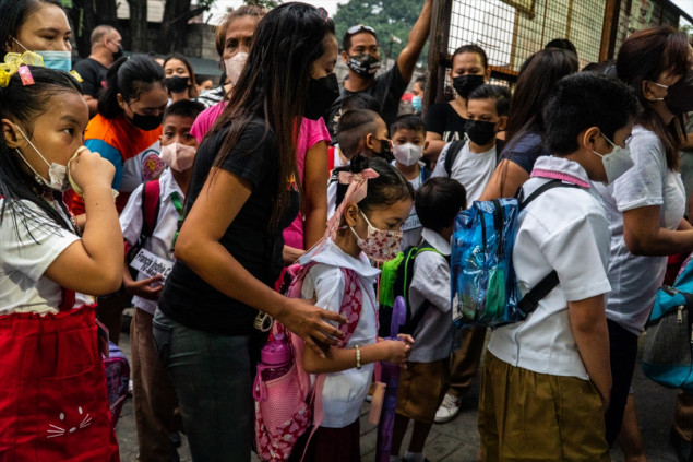Filipinski učenici nakon više od dvije godine ponovo u školskim klupama