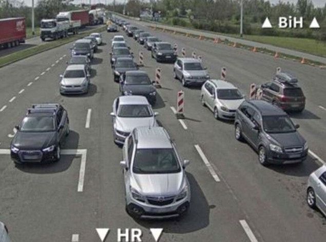 Haos na graničnim prijelazima prema Hrvatskoj: Višesatna čekanja zbog uvođenja novog EES sistema i prazničnih gužvi