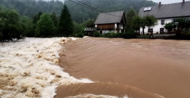 Obilne kiše u Sloveniji izazvale probleme, na Kredarici pao snijeg