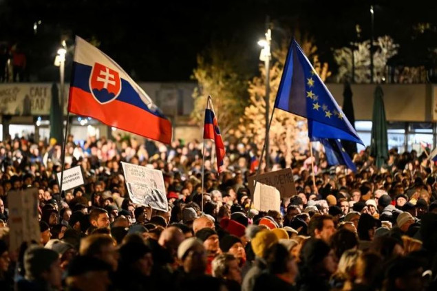Hiljade Slovaka protestovalo širom zemlje protiv planova vlade o ukidanju ureda specijalnog tužioca