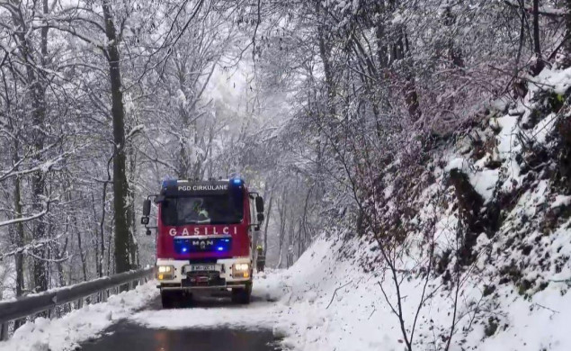 Obilne snježne padavine izazvale nestanak struje za 40.000 korisnika u Sloveniji