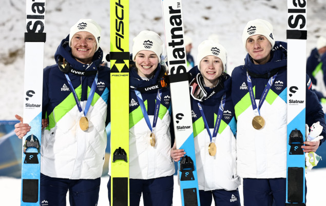 Reprezentacija Slovenije u ski skokovima odbranila zlato