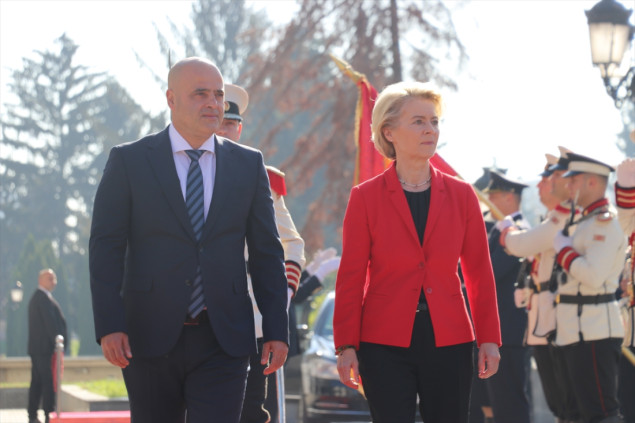 Von der Leyen se u Skoplju sastala s Kovačevskim, danas putuje i u Prištinu