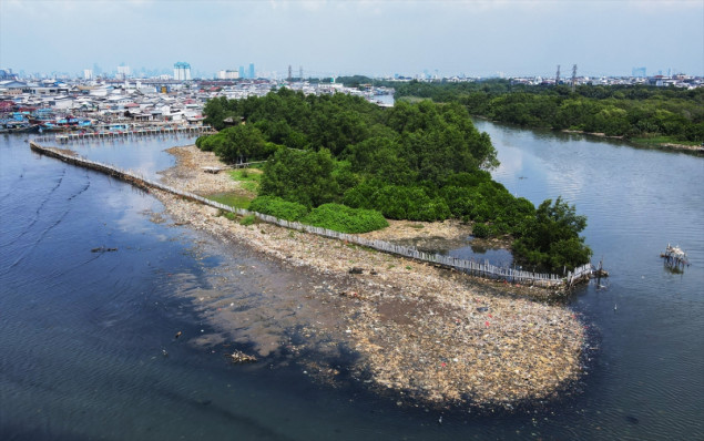Tone smeća nagomilane na sjevernoj obali Indonezije