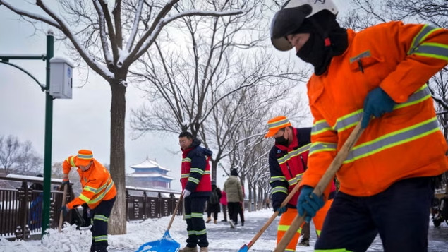 Snijeg u sjevernoj Kini zatvorio puteve, ne rade škole, prekinut željeznički saobraćaj