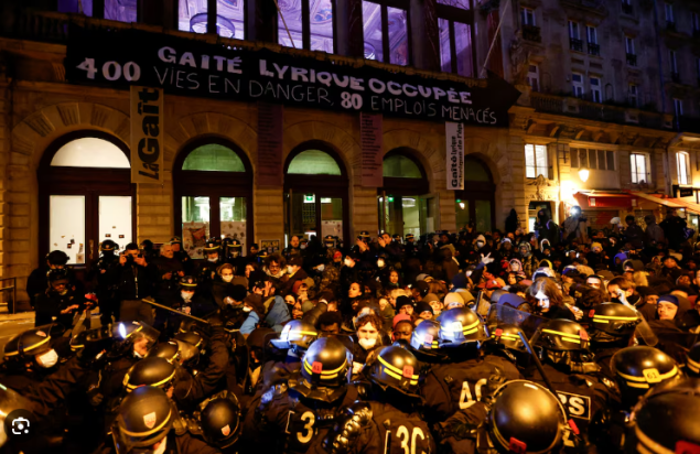 Francuska policija evakuisala stotine migranata iz pozorišta u Parizu