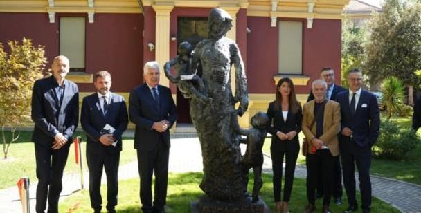 Sveučilište u Mostaru dobilo skulpturu „Alma mater“