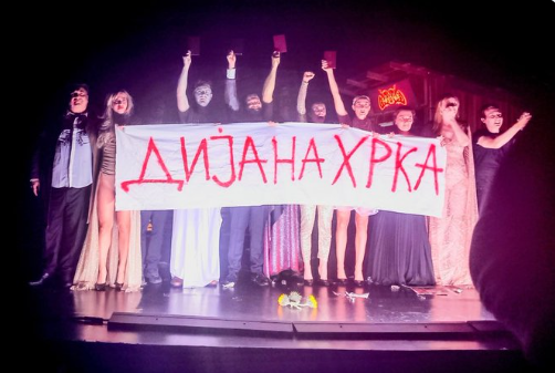 Beogradski glumci s transperentom "Dijana Hrka"