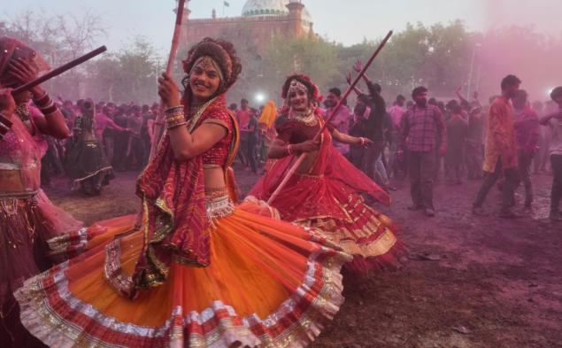 Milioni ljudi širom Indije i svijeta obilježavaju Holi, hinduistički festival boja