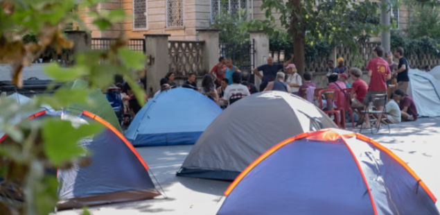 Melonina vlada zatvorila socijalni centar; stotine ljudi sedmicu provode u šatorima