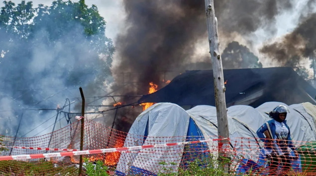 Bijesna masa zapalila šatore bolnice za ebolu u DR Kongu nakon spora oko tijela preminulog