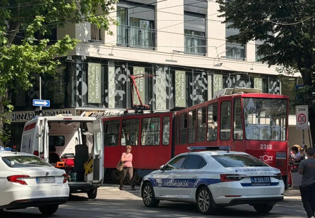 Tramvaj iskočio iz šina i udario u zgradu na Dorćolu, ima povrijeđenih