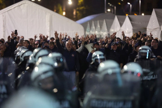 Pirotehnika ispred Skupštine Srbije, policija razdvaja dvije grupe građana