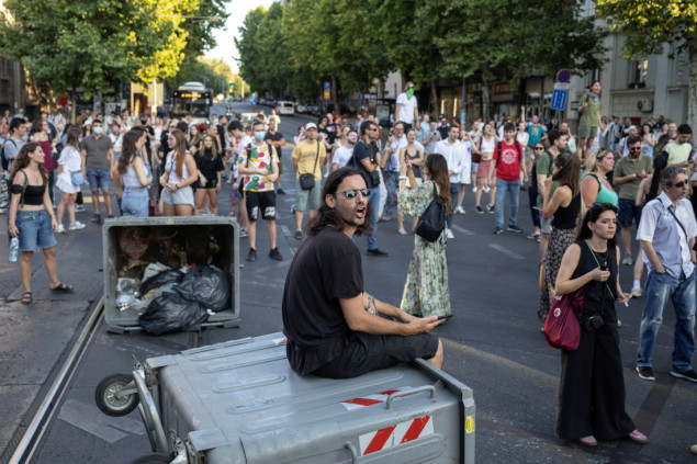 Protesti i privođenja širom Srbije: Uklonjene blokade, građani i dalje na ulicama