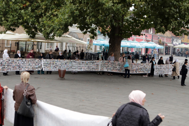 Mirni protesti u Tuzli: Okupljat ćemo se sve dok ne pronađemo i posljednju koščicu žrtava genocida u Srebrenici