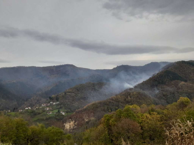 Požar na Pribićevcu u Srebrenici aktivan, ali još uvijek značajno udaljen od naselja