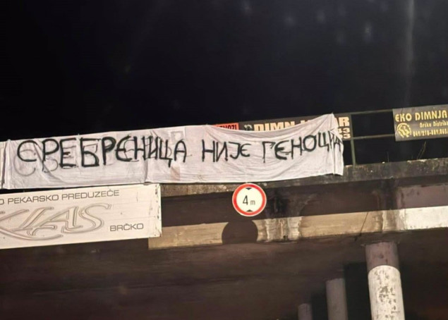 Policija Brčkog provodi istragu o transparentu kojim se negira genocid u Srebrenici