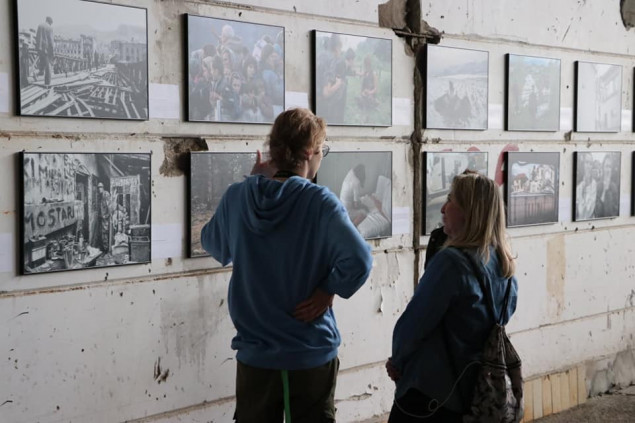 Premijer KS u Srebrenici otvorio izložbu "Bosna 1992 – 1995."
