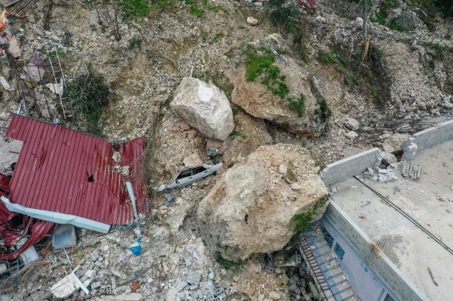 Kuće "preživjele" zemljotres na udaru ogromnih stijena