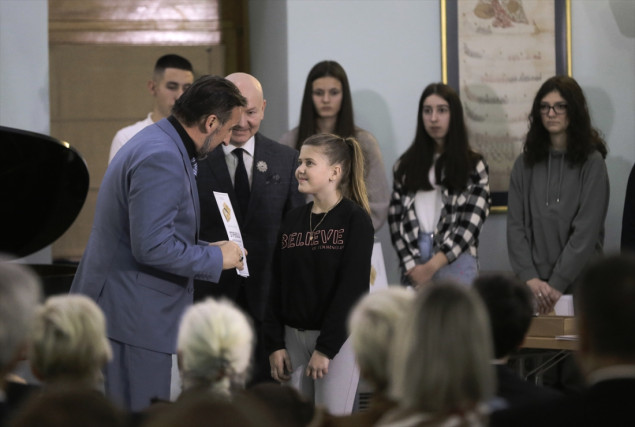 Fondacija "Cvijet Srebrenice“ uručila stipendije za 42 učenika i studenata iz Srebrenice