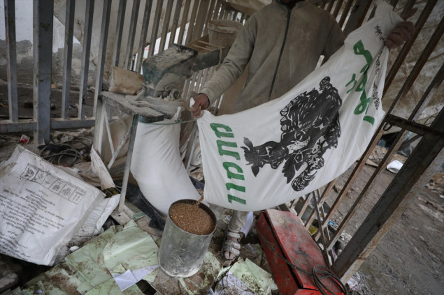 Palestinci primorani da melju stočnu hranu za proizvodnju hljeba