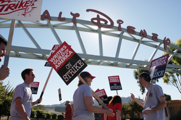 Hollywoodski scenaristi danas štrajkuju, traže veće plate