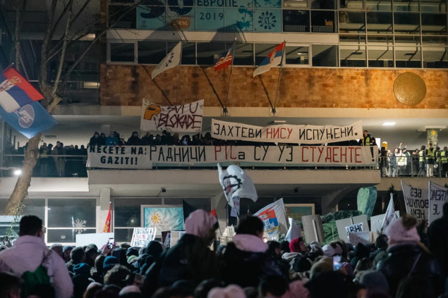 BIRN Srbija: Stotinama zaposlenih otkazi ili premještaj jer su odbili da idu na mitinge SNS-a