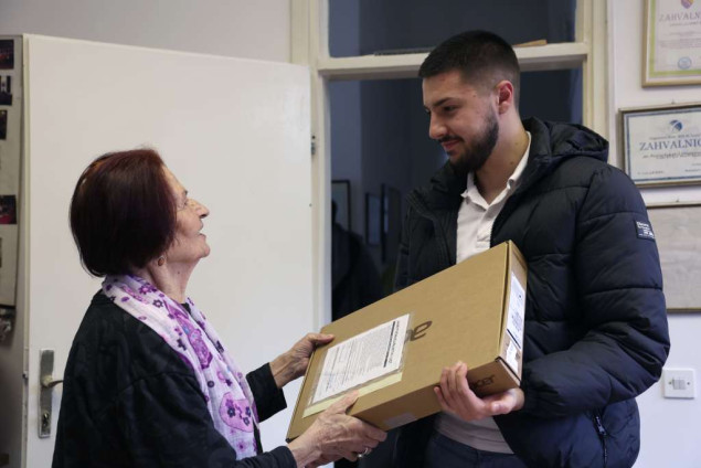 Udruženje 'Majke enklave Srebrenice i Žepe' - Laptopi za uspješne učenike i studente