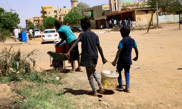 Evakuacije u Sudanu se intenziviraju dok SAD upozorava na humanitarnu krizu