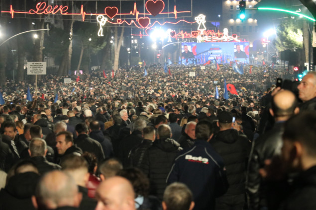 U Tirani protest opozicije, molotovljevim koktelima na policiju