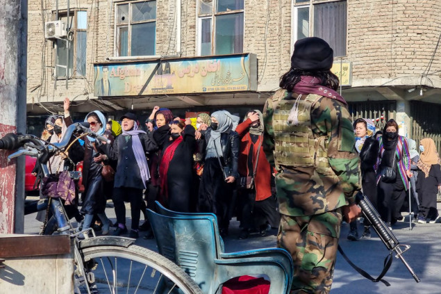 Talibani vodenim topovima rastjeruju proteste žena