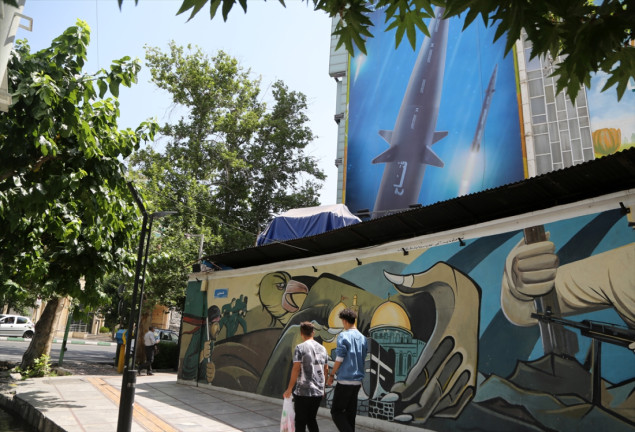 U Teheranu postavljeni posteri o prvoj iranskoj hipersoničnoj balističkoj raketi